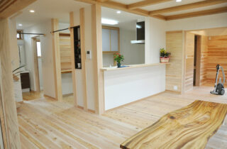 木の香りと和の伝統美が調和する心地良いモダンなお家 - 建築工房匠 - キッチン・リビング