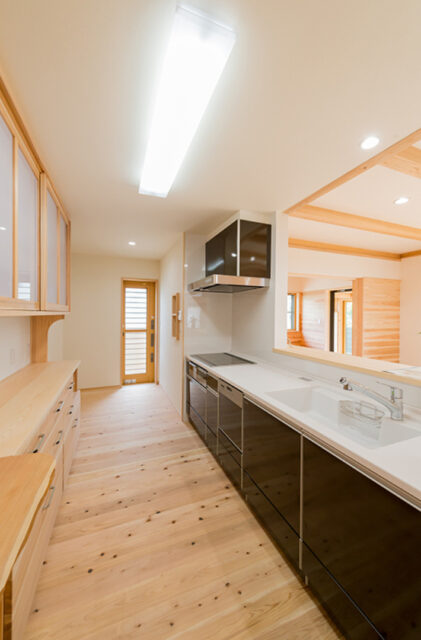 木の香りと和の伝統美が調和する心地良いモダンなお家 - 建築工房匠 - キッチン
