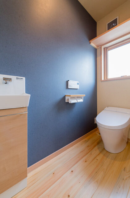 木の香りと和の伝統美が調和する心地良いモダンなお家 - 建築工房匠 - トイレ