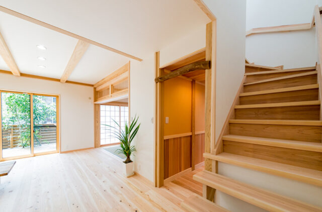 木の香りと和の伝統美が調和する心地良いモダンなお家 - 建築工房匠 - 階段