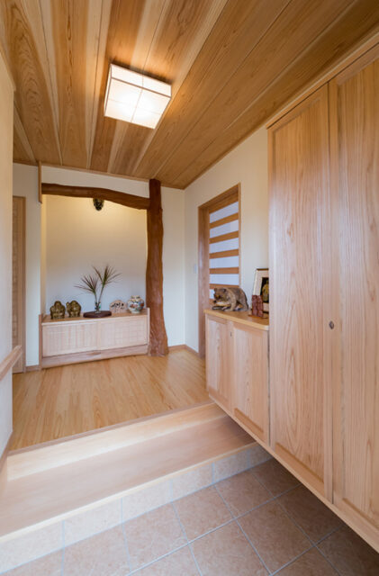 畳と木の温もりあふれる和モダンな土壁のお家 - 建築工房匠 - 玄関