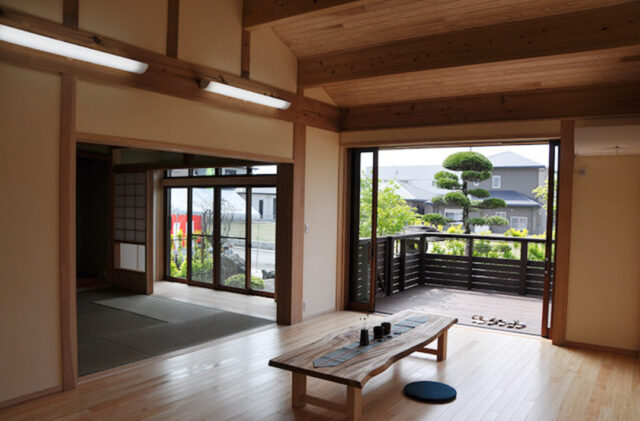 畳と木の温もりあふれる和モダンな土壁のお家 - 建築工房匠 - リビング・和室