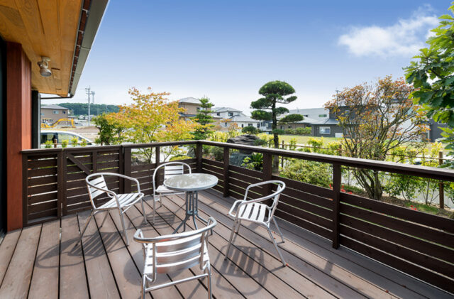 畳と木の温もりあふれる和モダンな土壁のお家 - 建築工房匠 - ウッドデッキ