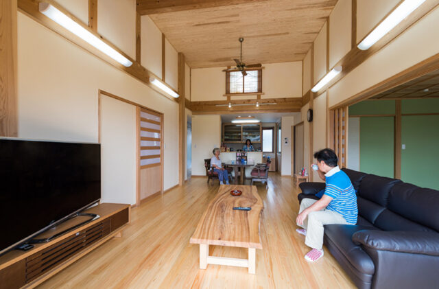 畳と木の温もりあふれる和モダンな土壁のお家 - 建築工房匠 - LDK