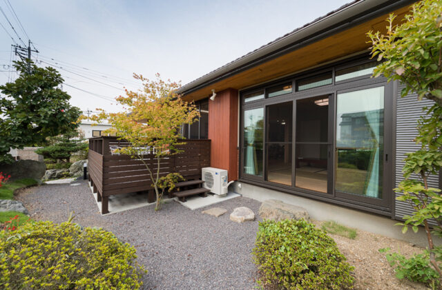 畳と木の温もりあふれる和モダンな土壁のお家 - 建築工房匠 - 庭