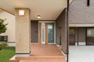 和モダンとナチュラルが融合した中二階のゼロエネハウス - 建築工房匠 - 玄関