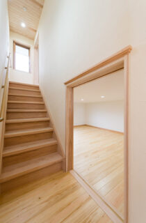 和モダンとナチュラルが融合した中二階のゼロエネハウス - 建築工房匠 - 中2階階段