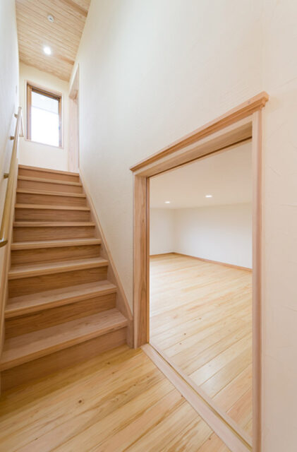 和モダンとナチュラルが融合した中二階のゼロエネハウス - 建築工房匠 - 中2階階段