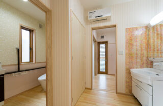 和モダンとナチュラルが融合した中二階のゼロエネハウス - 建築工房匠 - 洗面・トイレ