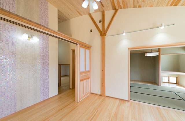 和モダンとナチュラルが融合した中二階のゼロエネハウス - 建築工房匠 - リビング