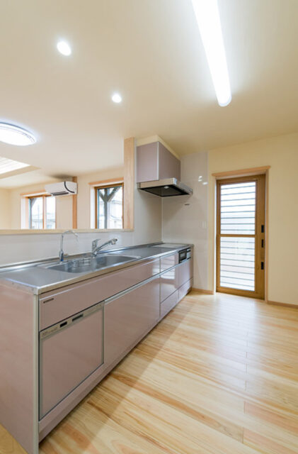 和モダンとナチュラルが融合した中二階のゼロエネハウス - 建築工房匠 - キッチン