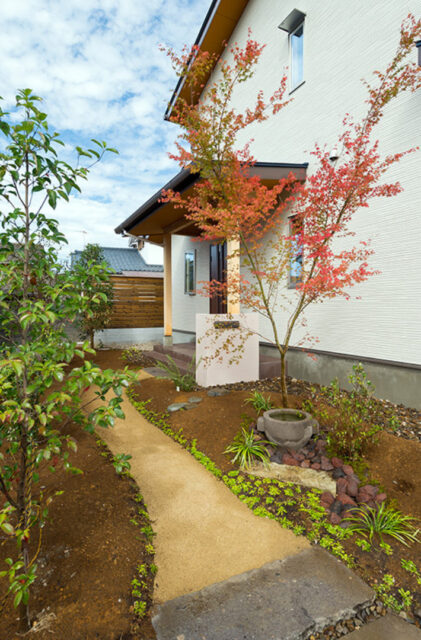 日本らしい佇まいにモダンがやさしくなじむ光と風を感じる住まい - 建築工房匠 - 玄関アプローチ