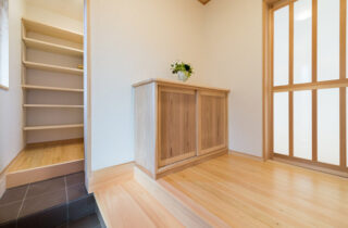 日本らしい佇まいにモダンがやさしくなじむ光と風を感じる住まい - 建築工房匠 - 玄関