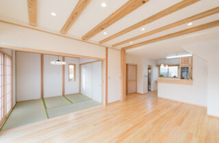 日本らしい佇まいにモダンがやさしくなじむ光と風を感じる住まい - 建築工房匠 - LDK