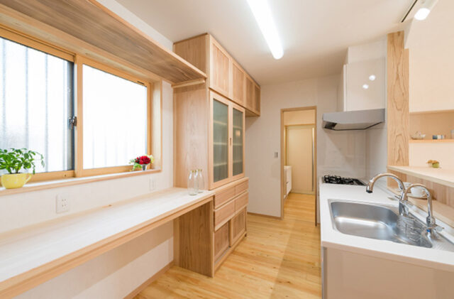 日本らしい佇まいにモダンがやさしくなじむ光と風を感じる住まい - 建築工房匠 - キッチン