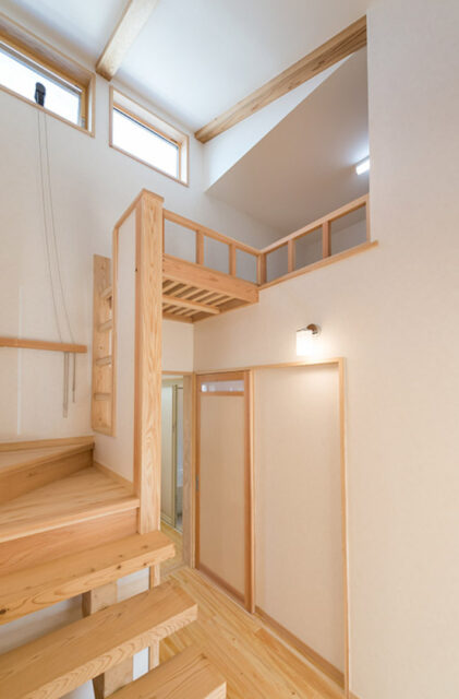 日本らしい佇まいにモダンがやさしくなじむ光と風を感じる住まい - 建築工房匠 - 階段・ロフト