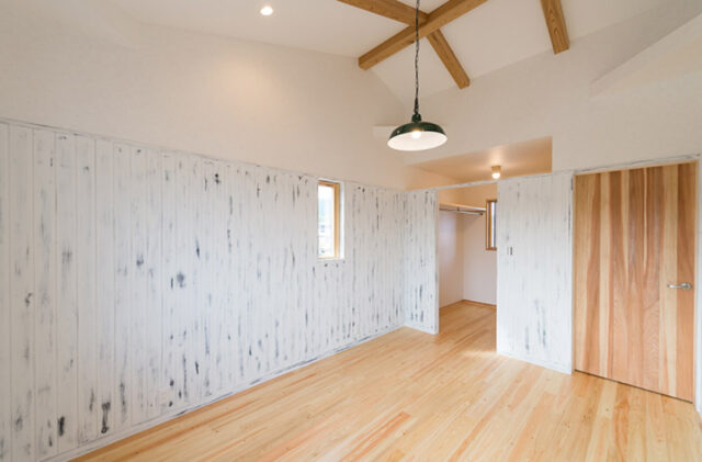 日本らしい佇まいにモダンがやさしくなじむ光と風を感じる住まい - 建築工房匠 - 洋室・WIC