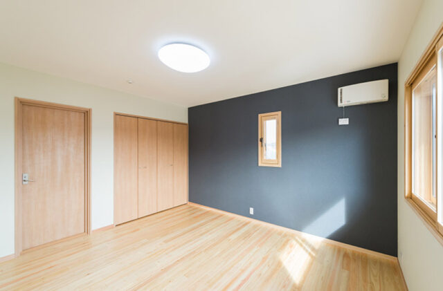 日本らしい佇まいにモダンがやさしくなじむ光と風を感じる住まい - 建築工房匠 - 洋室・クローゼット