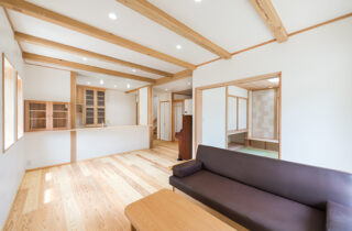 家族が健やかに過ごせる自然に包まれた鹿児島の木と暮らす2階建て - 建築工房匠 - LDK