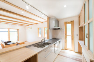家族が健やかに過ごせる自然に包まれた鹿児島の木と暮らす2階建て - 建築工房匠 - キッチン