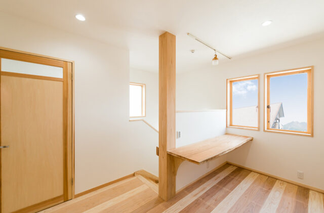 家族が健やかに過ごせる自然に包まれた鹿児島の木と暮らす2階建て - 建築工房匠 - 2階・階段