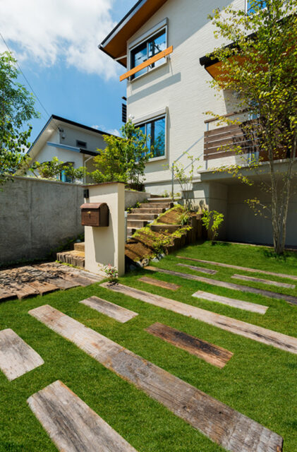 家族が健やかに過ごせる自然に包まれた鹿児島の木と暮らす2階建て - 建築工房匠 - 庭