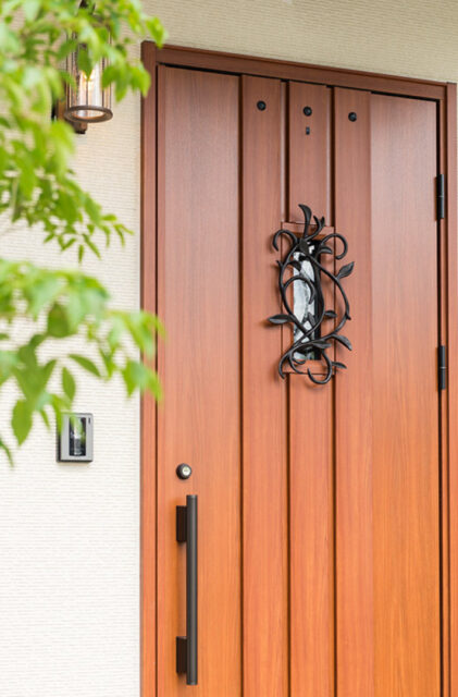 木の存在感と奥行きがひき立つモダンなロフト付き2階建て - 建築工房匠 - 玄関・外観