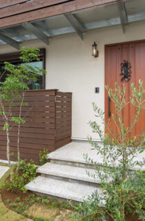 木の存在感と奥行きがひき立つモダンなロフト付き2階建て - 建築工房匠 - 玄関アプローチ