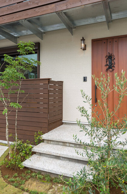 木の存在感と奥行きがひき立つモダンなロフト付き2階建て - 建築工房匠 - 玄関アプローチ