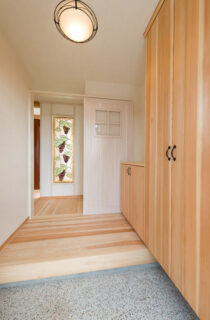 木の存在感と奥行きがひき立つモダンなロフト付き2階建て - 建築工房匠 - 玄関