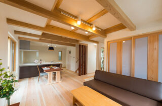 木の存在感と奥行きがひき立つモダンなロフト付き2階建て - 建築工房匠 - LDK