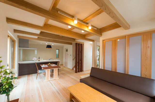 木の存在感と奥行きがひき立つモダンなロフト付き2階建て - 建築工房匠 - LDK