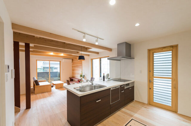 木の存在感と奥行きがひき立つモダンなロフト付き2階建て - 建築工房匠 - キッチン