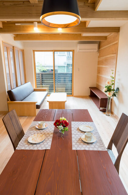 木の存在感と奥行きがひき立つモダンなロフト付き2階建て - 建築工房匠 - ダイニング