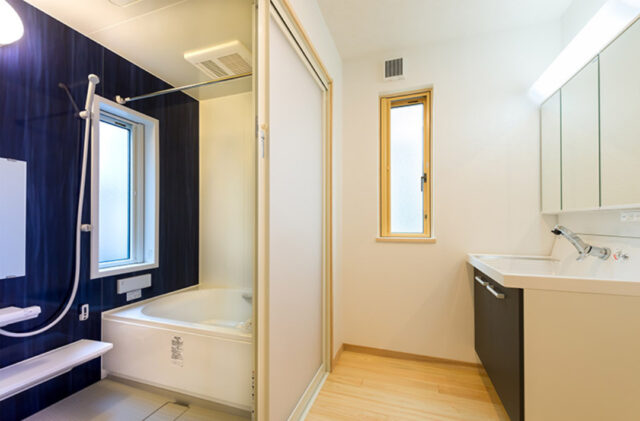 木の存在感と奥行きがひき立つモダンなロフト付き2階建て - 建築工房匠 - 浴室・洗面所