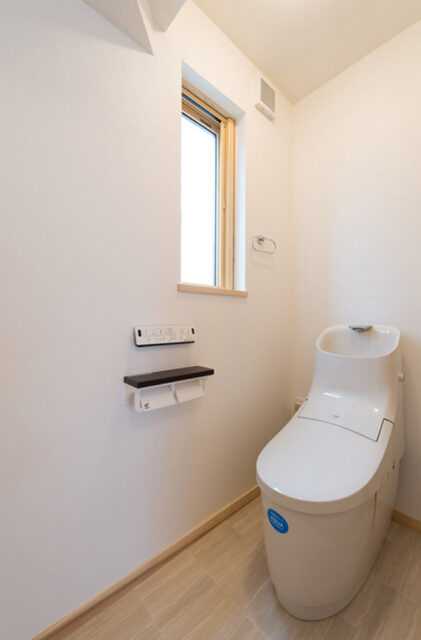 木の存在感と奥行きがひき立つモダンなロフト付き2階建て - 建築工房匠 - トイレ