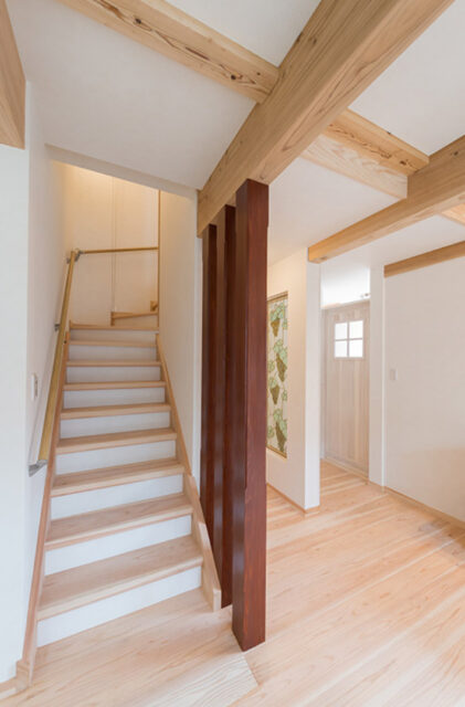 木の存在感と奥行きがひき立つモダンなロフト付き2階建て - 建築工房匠 - 階段