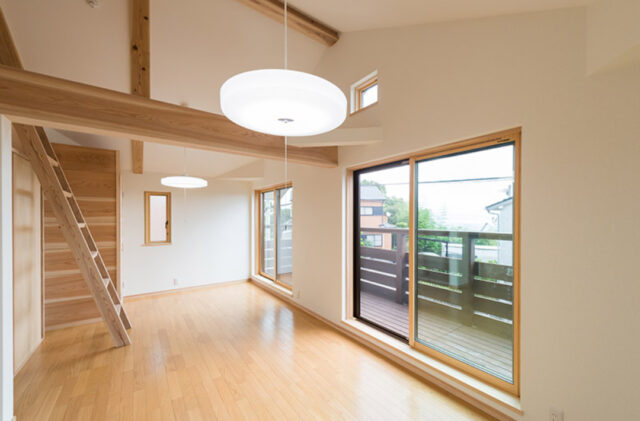 木の存在感と奥行きがひき立つモダンなロフト付き2階建て - 建築工房匠 - ロフト付き洋室