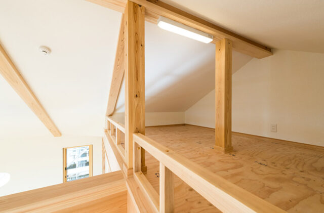木の存在感と奥行きがひき立つモダンなロフト付き2階建て - 建築工房匠 - ロフト
