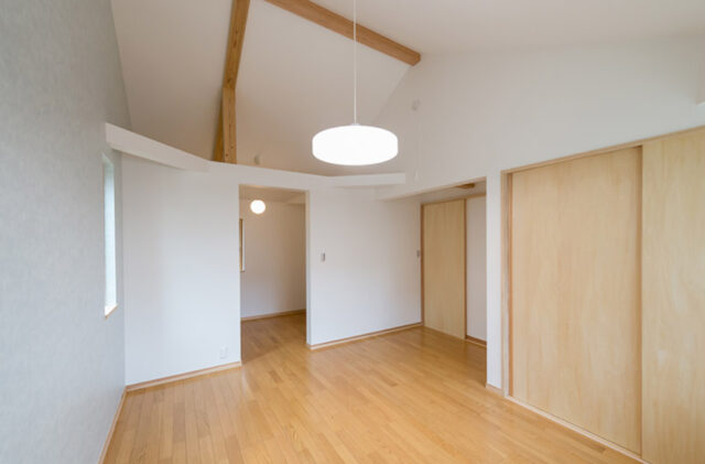 木の存在感と奥行きがひき立つモダンなロフト付き2階建て - 建築工房匠 - 洋室
