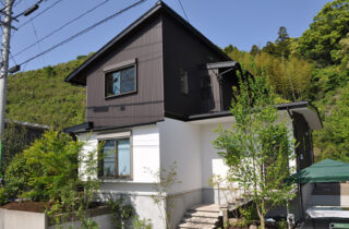 黒と白のコントラストが美しい外観のモダン&ナチュラルな2階建て - 建築工房匠 - 外観