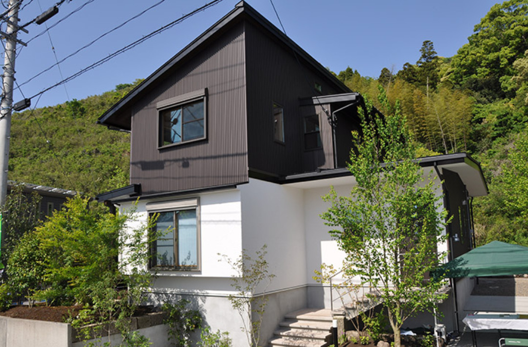 黒と白のコントラストが美しい外観のモダン&ナチュラルな2階建て - 建築工房匠 - 外観