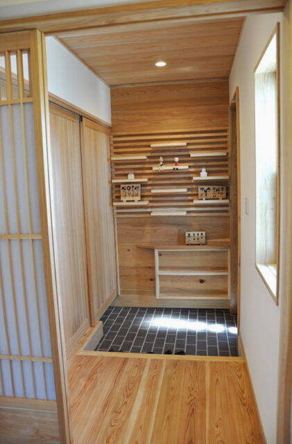 黒と白のコントラストが美しい外観のモダン&ナチュラルな2階建て - 建築工房匠 - 玄関