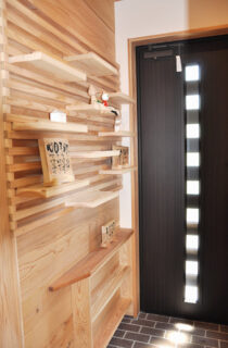 黒と白のコントラストが美しい外観のモダン&ナチュラルな2階建て - 建築工房匠 - 玄関・飾り棚