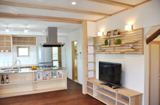 黒と白のコントラストが美しい外観のモダン&ナチュラルな2階建て - 建築工房匠 - LDK