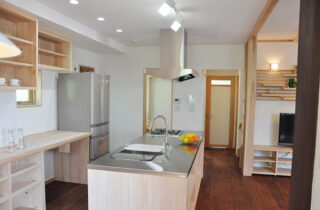 黒と白のコントラストが美しい外観のモダン&ナチュラルな2階建て - 建築工房匠 - キッチン