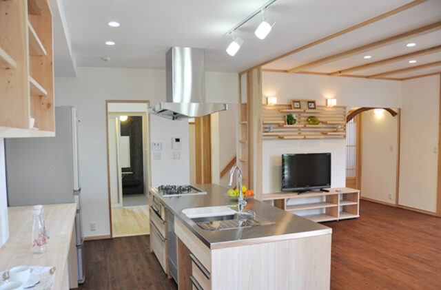 黒と白のコントラストが美しい外観のモダン&ナチュラルな2階建て - 建築工房匠 - LDK・浴室