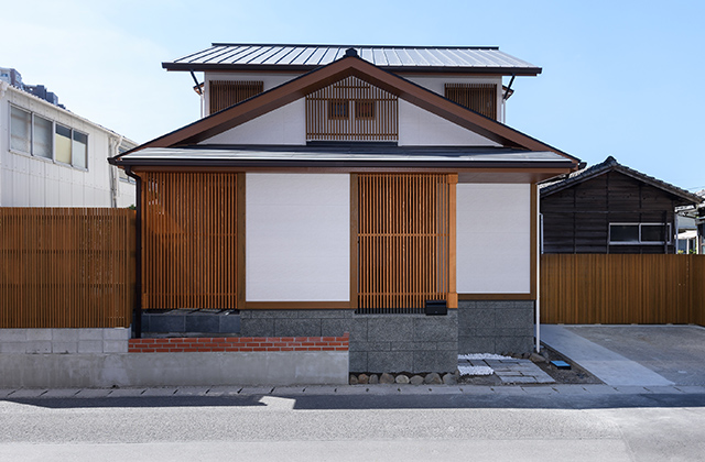 白壁・木格子・石材が調和した屋根裏部屋付き和モダン2階建て - 建築工房匠