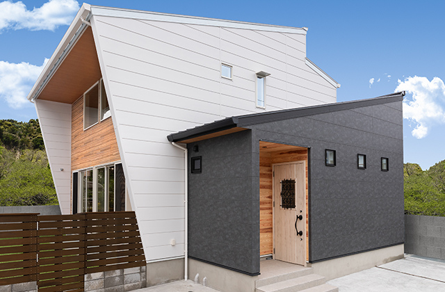 深い軒と斜めの袖壁のスタイリッシュモダンな2階建て - 建築工房匠