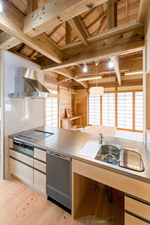 自然素材に包まれた開放感で心地よく明るく元気になる「集いの家」 - 建築事例 - 建築工房匠